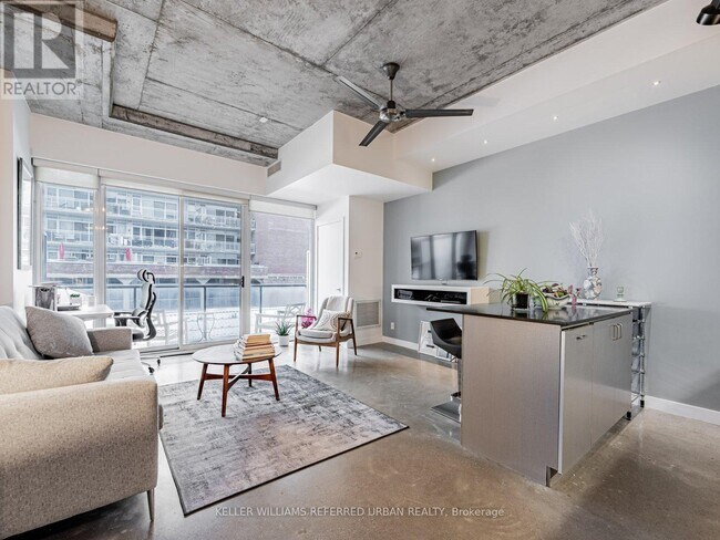 Photo du bâtiment - 201 Carlaw Ave