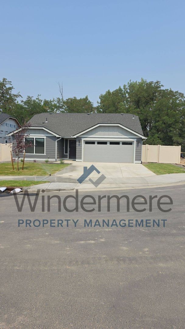 Building Photo - 637 Kingbird Ct
