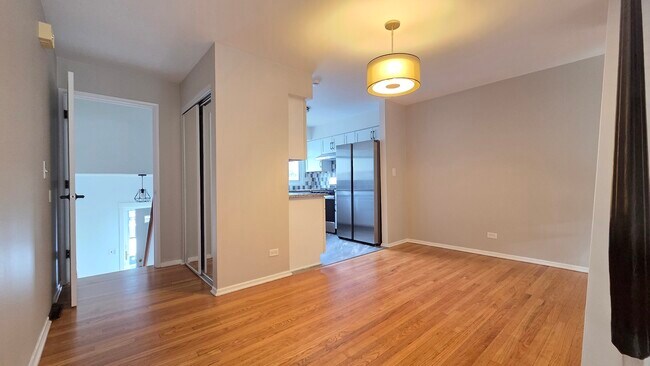 Foto del edificio - 553 W Park Ave