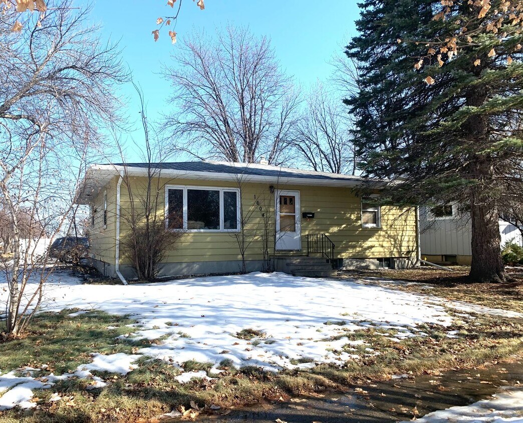 Primary Photo - 5 Bed 2 Bath House Near MSUM!