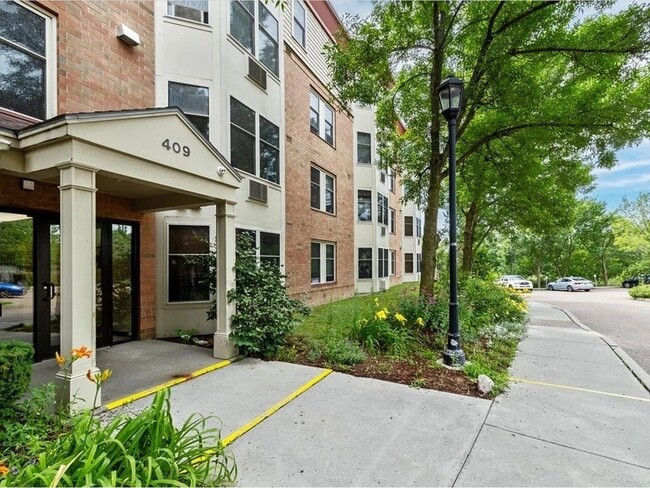Foto del edificio - 2BD/1BA Condo at City's Edge, South Burlin...