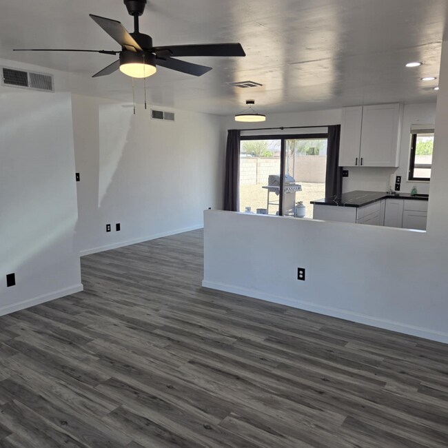Building Photo - 10521 W Loma Ln