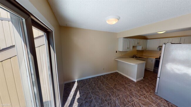 Building Photo - 3 br, 1.5 bath Townhome - 2865 Warwick Loop