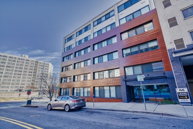 Building Photo - Sleek and Modern One Bedroom Condo for Ren...