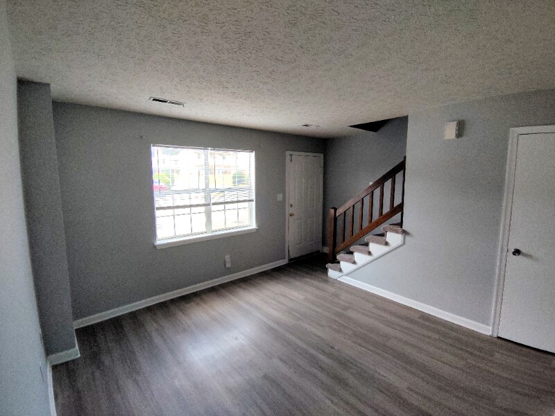 Foto principal - 32 Ferguson Dr
