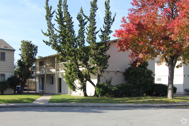 Building Photo - 1747 Ross Cir