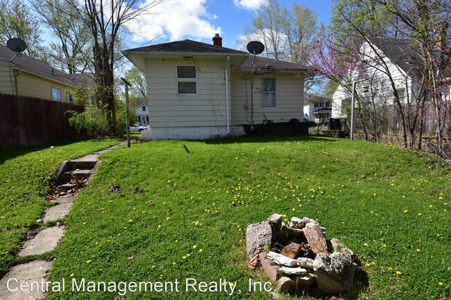 Building Photo - 3 br, 1 bath House - 901 E. Irvington