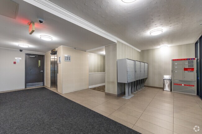 Hall d'entrée - 4981 Bathurst Apartments