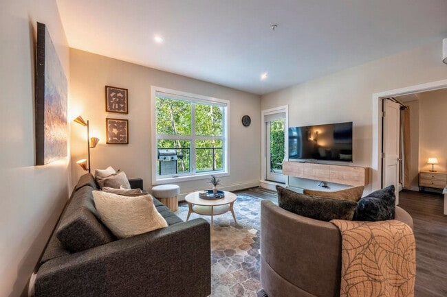 Building Photo - 901-907 7 St N