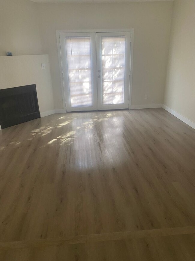 Building Photo - Newly Remodeled 2 bed 2 bath Town-homes in Central Phoenix!! Gated and Pool *** Move-in Special! ...