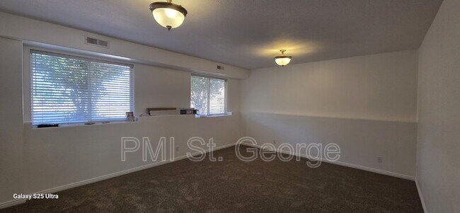 Building Photo - 1947 E 40 S Cir