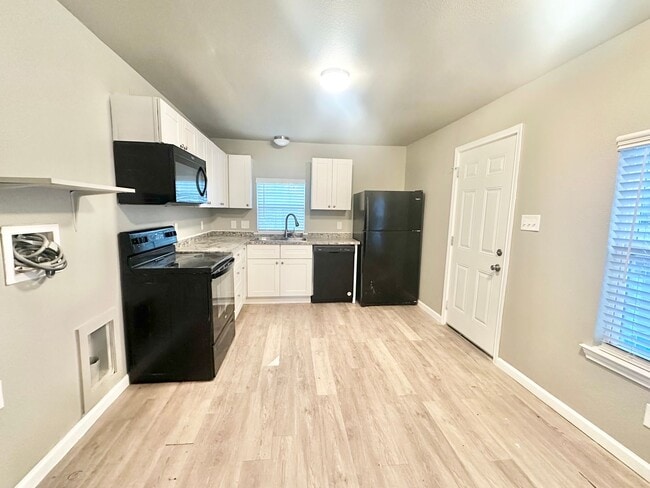 Photo - Adorable 2 Bed / 1 Bath Near Downtown Denton! House