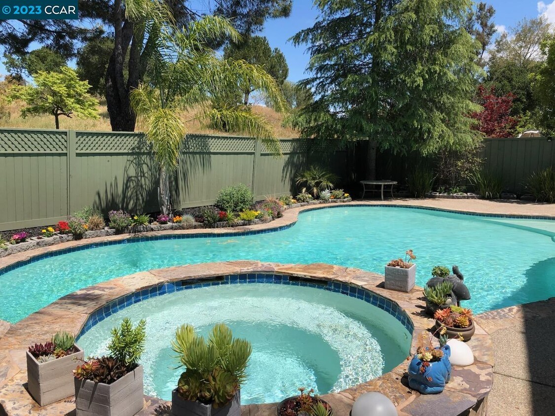 Primary Photo - 2207 Bridgeport Way