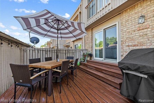 Foto del edificio - 704 Oakbrook Ridge Dr