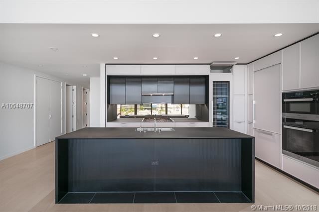 Building Photo - 300 Collins Ave