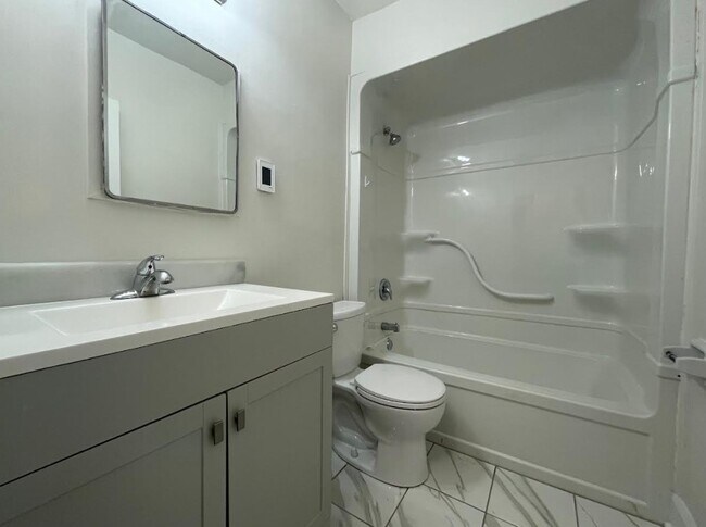 Building Photo - 222 Queen St