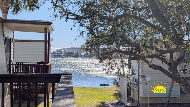 Foto del edificio - Expansive waterfront covered patio off thi...