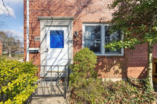 Building Photo - 3B/1.5B Twin in West Chester Borough!