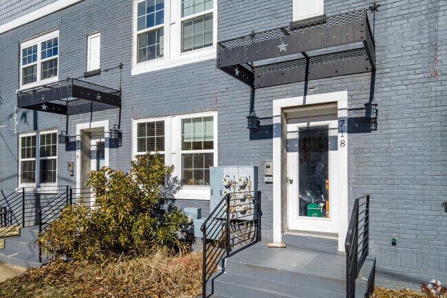 Entrances - 716-718 Jackson St NE