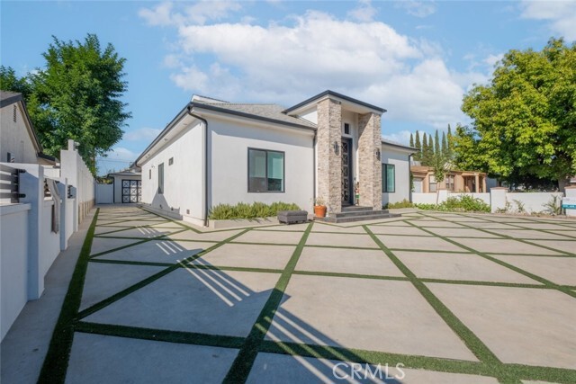 Foto principal - 15933 Leadwell St