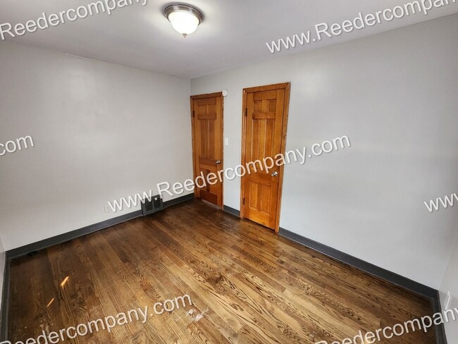 Building Photo - Updated 2 bedroom 1 bathroom house