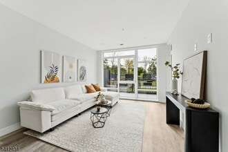 Building Photo - 140 W Webster Ave