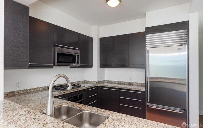 Building Photo - 425 1st St