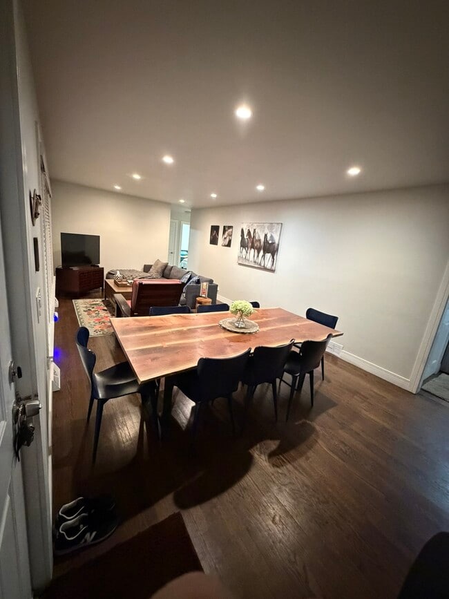 Foto del edificio - 8000 N Ozark Ave