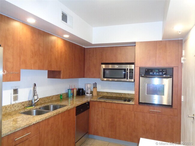 Building Photo - 4001 S Ocean Dr