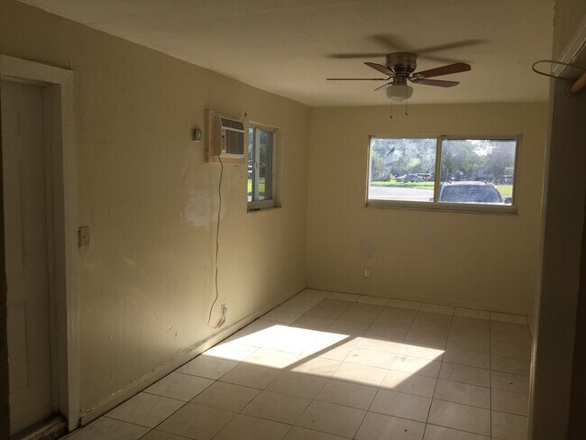 Building Photo - Large 4-2 house with central air and impac...