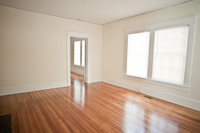 Building Photo - 2br/1ba apartment in renovated cottage on ...