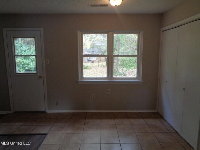Foto del edificio - 5163 Haynes Dr