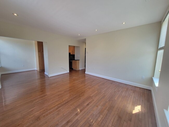 Building Photo - Spacious 2BR, 2BA in the heart of the City...