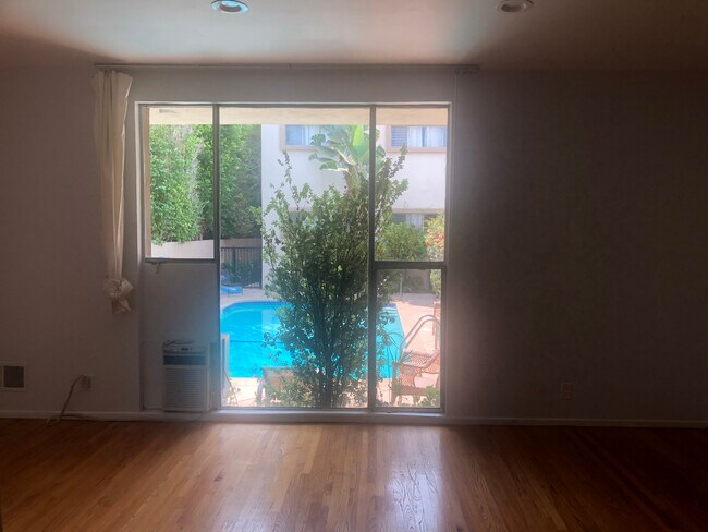 Foto del edificio - 1530 N Laurel Ave
