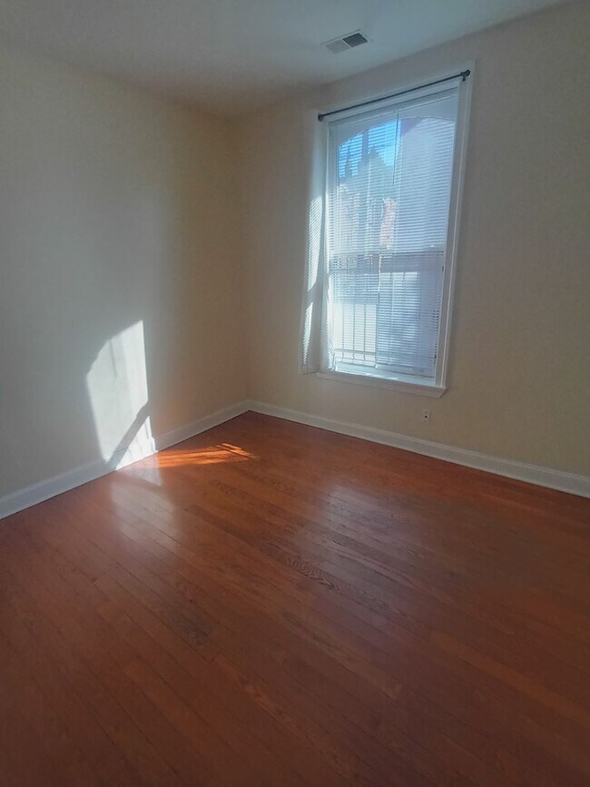 Building Photo - 1900 W Diamond St