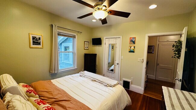 Building Photo - 139 Stetson St