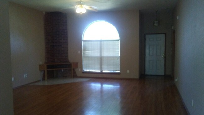 Foto del edificio - 4 bed 1.5 miles from OU Campus available f...