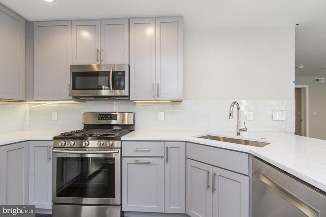 Building Photo - 716 S Sartain St
