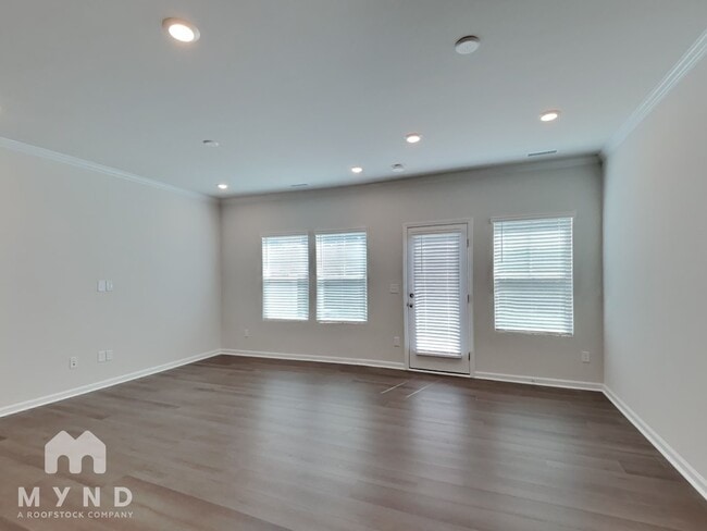 Building Photo - 212 Paramount Dr
