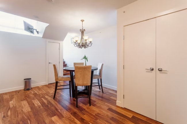 Photo du bâtiment - 270 E 6th Ave