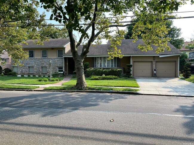 Building Photo - 547 Fairway Dr
