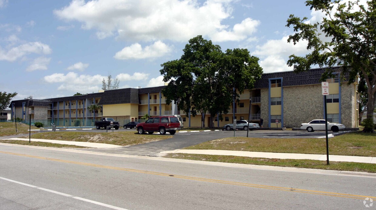 Primary Photo - Country Gardens Apartments