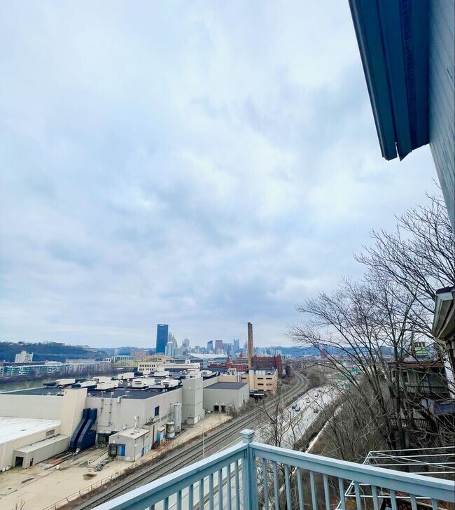 Foto del edificio - Awesome 3 or 4 Bedroom Single-Family Home in Troy Hill- 3 Level Deck and Central Air!