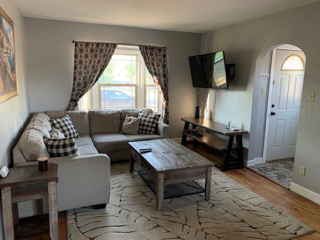 Foto principal - 123 E 1st Ave