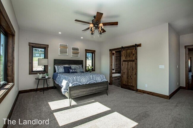 Building Photo - 4 br, 3.5 bath House - 318 Harvest View Lane