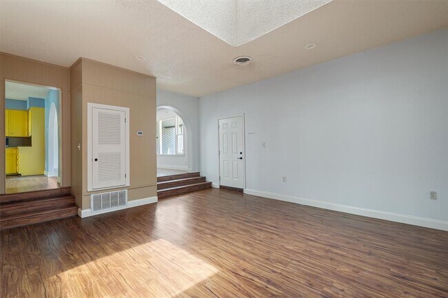 Building Photo - 2106 Allred Dr