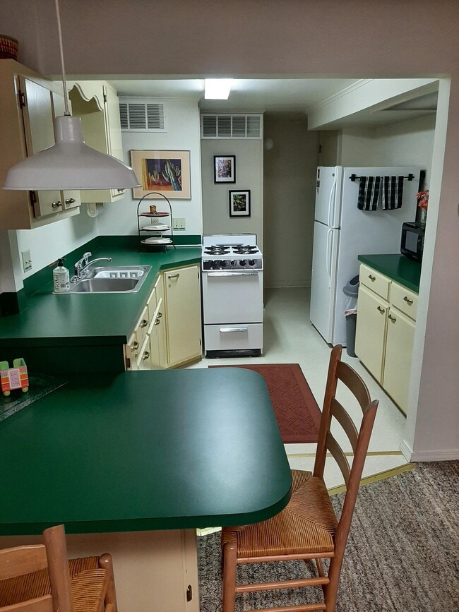 Building Photo - 234 N Duncan St