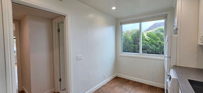 Foto del edificio - Golden Gate Heights: Remodeled, Spacious Studio w/ A/C, Laundry In-Unit and Dishwasher