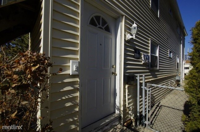 Building Photo - 3 br, 2 bath House - 4416 W Wilson Ave
