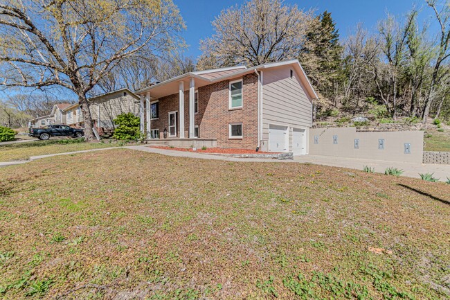 Building Photo - Spacious backyard